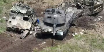 Uszkodzony Leopard 2A6 pośród BWP Bradley