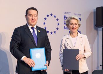 Premier Kazachstanu Älichan Smajyłow i przewodnicząca Komisji Europejskiej Ursula von der Leyen po podpisaniu porozumienia między UE a Kazachstanem, 8 listopada 2022 roku, z: primeminister.kz