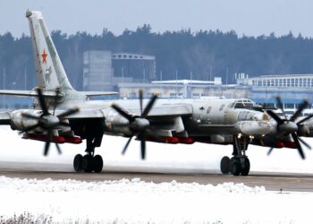 Bombowiec Tu-95M z pociskami Ch-101 fot. wikimedia