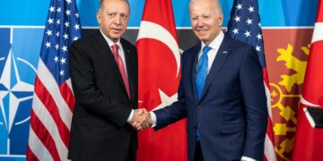 Prezydent Joe Biden bierze udział w dwustronnym spotkaniu z prezydentem Turcji Recepem Tayyipem Erdoganem podczas szczytu NATO w środę 29 czerwca 2022 roku w IFEMA Madrid w Madrycie, aut. Adam Schultz