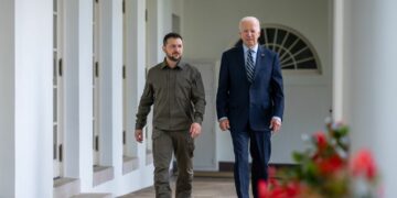 Prezydent Joe Biden i prezydent Ukrainy Wołodymyr Zełenski idą wzdłuż zachodniej kolumnady Białego Domu, czwartek, 21 września 2023 roku, do Gabinetu Owalnego. (aut. Adam Schultz).