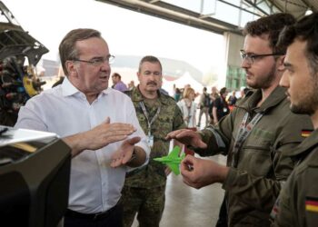 Niemiecki minister obrony Boris Pistorius (z lewej) podczas Dnia Bundeswehry w 2023 roku w Bückeburgu, aut: bmvg.de