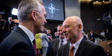 Sekretarz generalny NATO Jens Stoltenberg z ministrem obrony Bułgarii, Todorem Tagarewem na posiedzeniu NATO ze Szwecją, 16 czerwca 2023 roku, aut. NATO