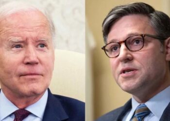 Prezydent USA Joe Biden (z lewej) i spiker Izby Reprezentantów Mike Johnson (z prawej), aut. @ProudElephantUS z platformy X