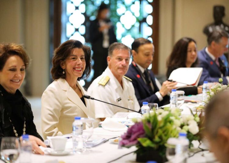 Sekretarz handlu USA Gina Raimondo (druga od lewej) podczas wizyty na Filipinach, aut. @SecRaimondo z platformy X.