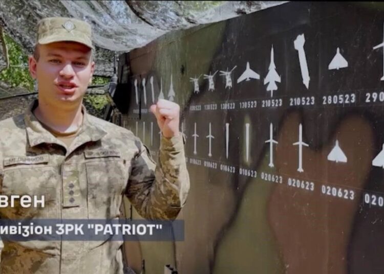 Ukraiński żołnierz na tle podarowanego z Niemiec zestawu Patriot fot. Siły Zbrojne Ukrainy