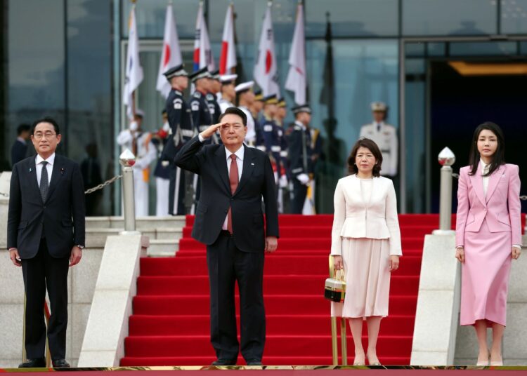 Premier Japonii Fumio Kishida (z lewej) i prezydent Korei Południowej Yoon Suk Yeol (z prawej), maj 2023 roku, aut. KOCIS(Korean Culture and Information Service), JEON HAN