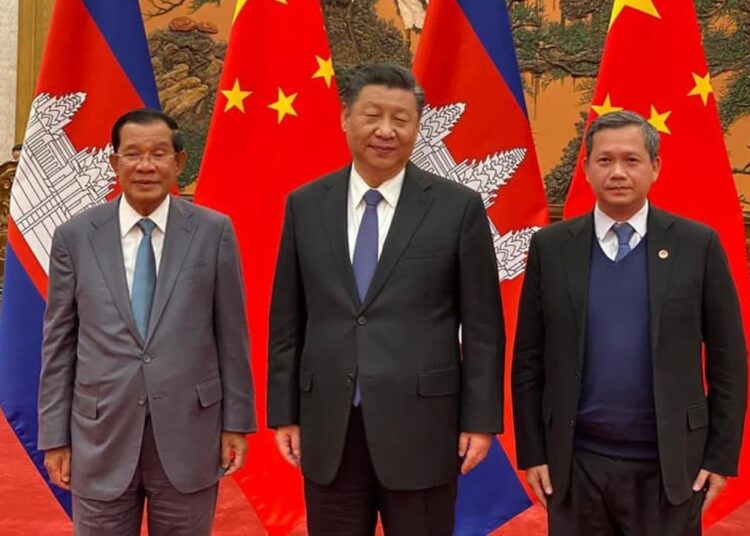 Przewodniczący Senatu Kambodży Hun Sen (z lewej), prezydent Chin Xi Jinping (w środku) i premier Kambodży Hun Manet (z prawej), aut. Prachatai z Flickr