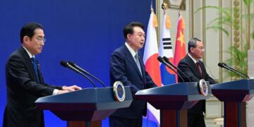 Od lewej: premier Japonii Kishida Fumio, prezydent Korei Południowej Yoon Suk-yeol i premier Chin Li Qiang biorą udział we wspólnej konferencji prasowej przed 9. trójstronnym spotkaniem na szczycie pomiędzy Chinami, Japonią i Koreą Południową w Cheong Wa Dae w Seulu, Korea Południowa , 27 maja 2024 roku, aut. Kang Min Seok z Flickr