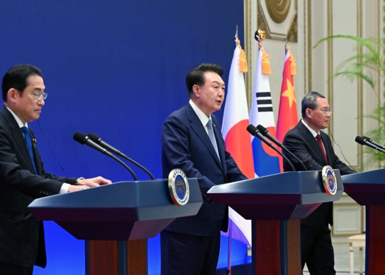 Od lewej: premier Japonii Kishida Fumio, prezydent Korei Południowej Yoon Suk-yeol i premier Chin Li Qiang biorą udział we wspólnej konferencji prasowej przed 9. trójstronnym spotkaniem na szczycie pomiędzy Chinami, Japonią i Koreą Południową w Cheong Wa Dae w Seulu, Korea Południowa , 27 maja 2024 roku, aut. Kang Min Seok z Flickr