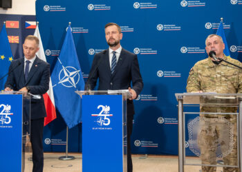 Minister MON Władysław Kosiniak-Kamysz (w środku), aut. @MON_GOV_PL