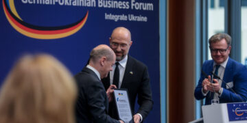 Kanclerz Niemiec i Premier Ukrainy podczas podpisania umowy na niemiecko-ukraińską spółkę zbrojeniową. Fot. dfnc.gov.ua