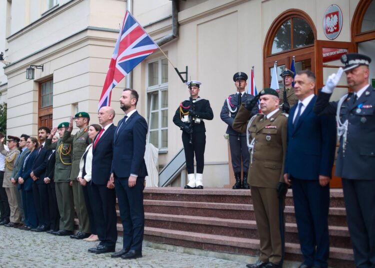 Spotkanie Władysława Kosiniaka-Kamysza z sekretarzem obrony Wielkiej Brytanii Johnem Healeyem fot. gov.pl/web/obrona-narodowa