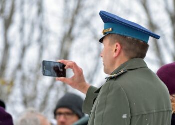 Rosyjski żołnierz z telefonrm fot. Thomas Nilsen Barwents Observer