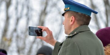 Rosyjski żołnierz z telefonrm fot. Thomas Nilsen Barwents Observer
