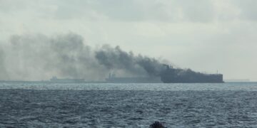 Zdjęcie płonących tankowców fot. Sigapurska Marynarka Wojenna via Facebook