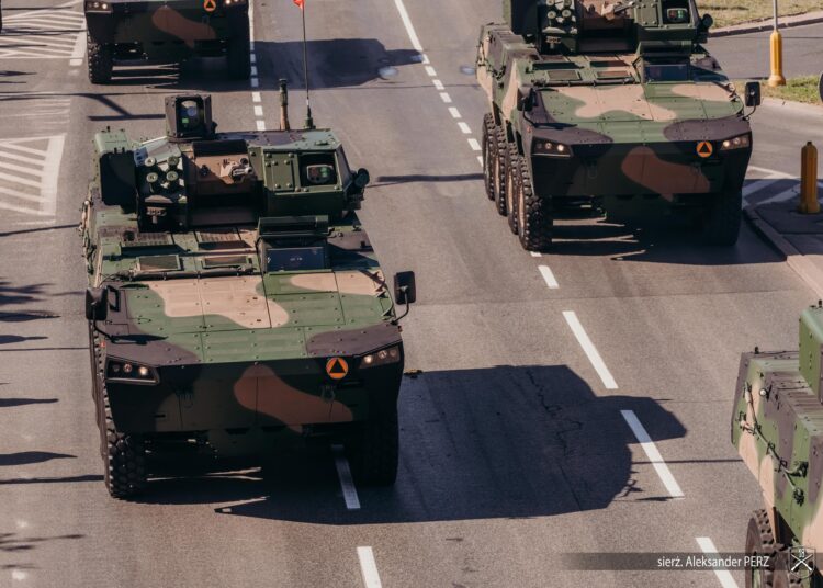 KTO Rosomak z wieżą ZSSW30 na defiladzie 15.08.2023 fot. sierż Aleksander Perz/ZOOM