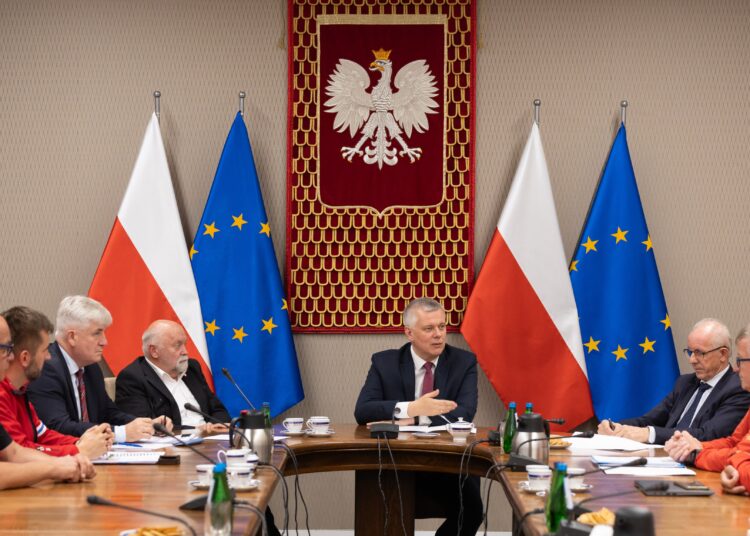Spotkanie Ministra Tomasza Siemoniaka z przedstawicielami organizacji ratowniczych fot.x.com/MSWiA_GOV_PL