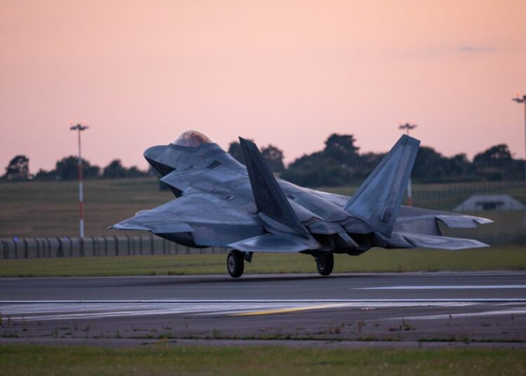 F-22 Raptor podczas międzylądowania w Wielkiej Brytanii fot. US Air Force