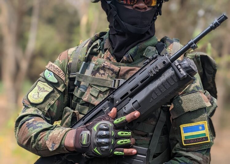 Rwandysjki żołnierz z karabinem MSBS fot. x.com/RDF_Gallery