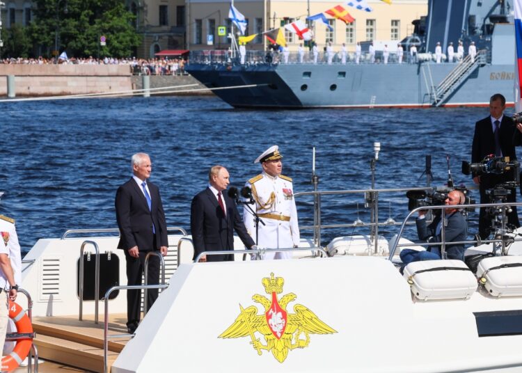 Putin i Biełousów podczas parady w Petersburgu fot. administracja gubernatora ob. leningradzkiego