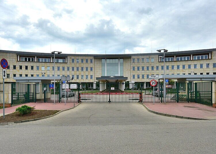 Centrala ZUS w Warszawie. ZUS sprawdzi zasadność wniosków o wakacje składkowe dla przedsiębiorców. Fot.: Wikimedia CC