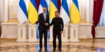 Prezydent Finlandii Alexander Stubb wraz z prezydentem Ukrainy Włodymyrem Zełeńskim podczas wizyty w Kijowie we wrześniu 2025 roku. Finlandia ogłosiła przekazanie kolejnej partii uzbrojenia Ukrainie. Fot.: Kancelaria prezydenta Finlandii