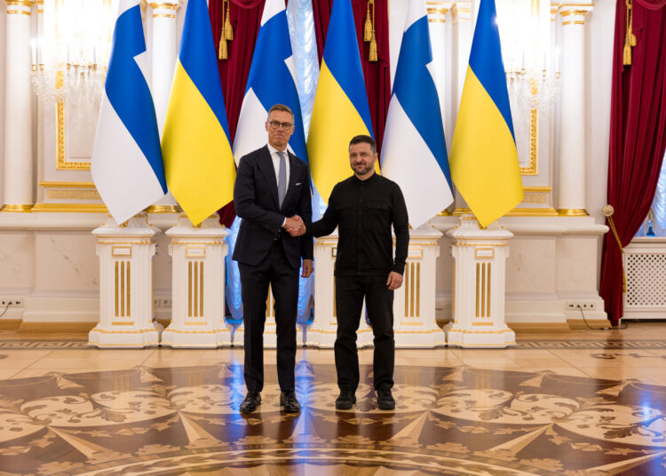 Prezydent Finlandii Alexander Stubb wraz z prezydentem Ukrainy Włodymyrem Zełeńskim podczas wizyty w Kijowie we wrześniu 2025 roku. Finlandia ogłosiła przekazanie kolejnej partii uzbrojenia Ukrainie. Fot.: Kancelaria prezydenta Finlandii