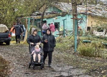 Mieszkańcy w pobliżu miejsca rosyjskiego nalotu na dom w Charkowie. Siły rosyjskie przeprowadziły nocne ataki na miasto, niszcząc m.in. przedszkole i raniąc dzieci. Fot.: PAP / EPA Sergej Kozlov