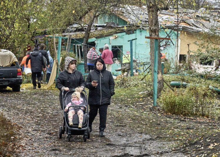 Mieszkańcy w pobliżu miejsca rosyjskiego nalotu na dom w Charkowie. Siły rosyjskie przeprowadziły nocne ataki na miasto, niszcząc m.in. przedszkole i raniąc dzieci. Fot.: PAP / EPA Sergej Kozlov