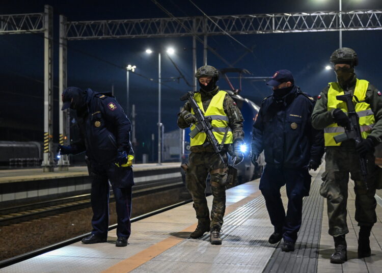 Funkcjonariusze Straży Ochrony Kolei i żołnierze Wojsk Obrony Terytorialnej podczas patrolu na Dworcu Głównym PKP w Lublinie. Fot.: PAP / Wojtek Jargiło
